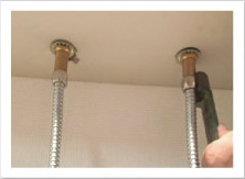 給水・給湯管接続部分のナットを外す