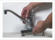 取付穴に水栓本体を差込む