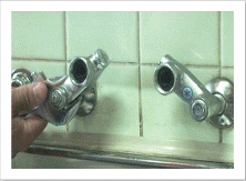 古い蛇口の取付け脚を外す