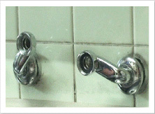 取付脚をハの字になるよう固定