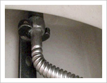 給水・給湯管を外す