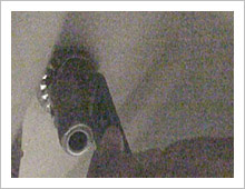 古い蛇口のナットを外す