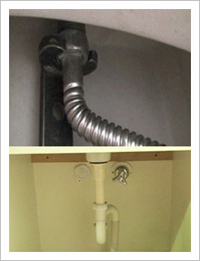 給水・給湯管を外す