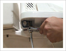 便座に給水ホース取付