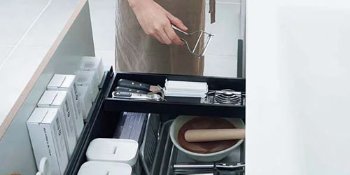 キッチンでの作業に嬉しい「たっぷりラクラク収納」