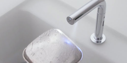 サッとふきかけて清潔を保つ「タッチレス水ほうき水栓LF」