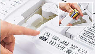 【停電対応：乾電池を使ってボタンで洗浄できる】